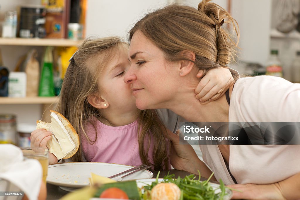 Мать и дочь ест здоровый завтрак - Стоковые фото Целовать роялти-фри