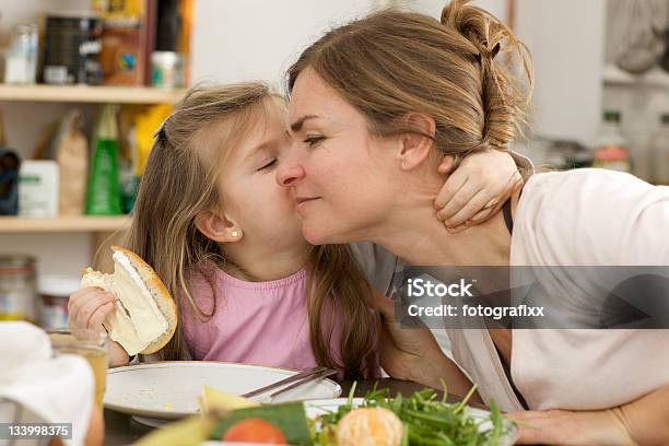 Мать И Дочь Ест Здоровый Завтрак — стоковые фотографии и другие картинки Целовать - Целовать, 4-5 лет, Близость