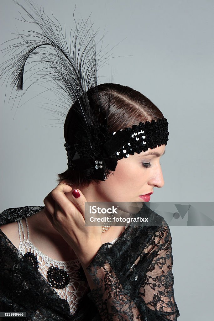 Mujer en retrow estilo de la década de 1920 con pluma de banda de cabello - Foto de stock de 1920-1929 libre de derechos