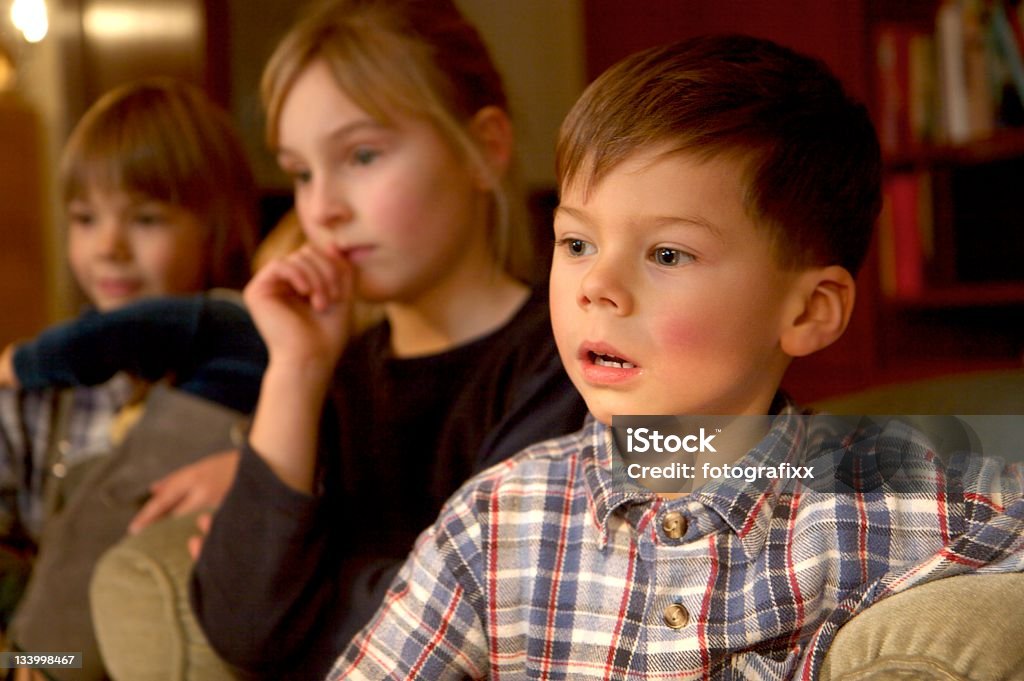 Gruppo di bambini di guardare la tv, attenzione al Ragazzo davanti - Foto stock royalty-free di Bambino