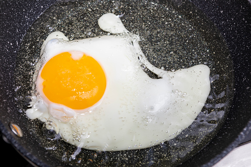 Fried egg in metallic pan, in Monnix mineral pan