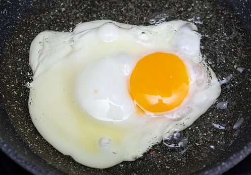 Fried egg in metallic pan, in Monnix mineral pan