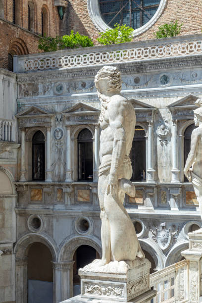 estatua de neptuno - el dios romano del mar, ubicada en la escalera de los gigantes en el palacio ducal (palazzo ducale). la estatua representa el poder de venecia por mar - doges palace palazzo ducale staircase steps fotografías e imágenes de stock