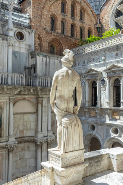 estatua de neptuno - el dios romano del mar, ubicada en la escalera de los gigantes en el palacio ducal (palazzo ducale). la estatua representa el poder de venecia por mar - doges palace palazzo ducale staircase steps fotografías e imágenes de stock