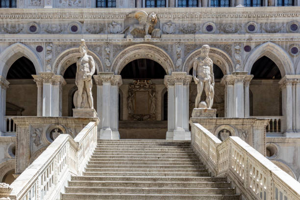 estatua de neptuno y marte en la escalera de los gigantes en el palacio ducal (palazzo ducale) en venecia - doges palace palazzo ducale staircase steps fotografías e imágenes de stock