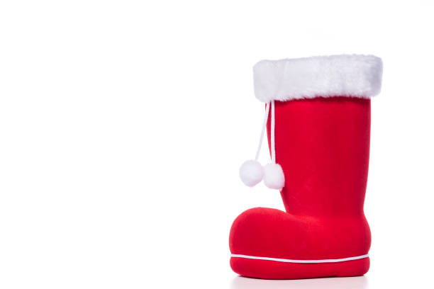 ein roter weihnachtsmannstiefel mit weißen quasten - nikolaus stiefel stock-fotos und bilder