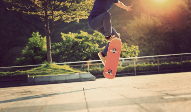 skateboarder skateboarding na świeżym powietrzu w mieście - ollie zdjęcia i obrazy z banku zdjęć