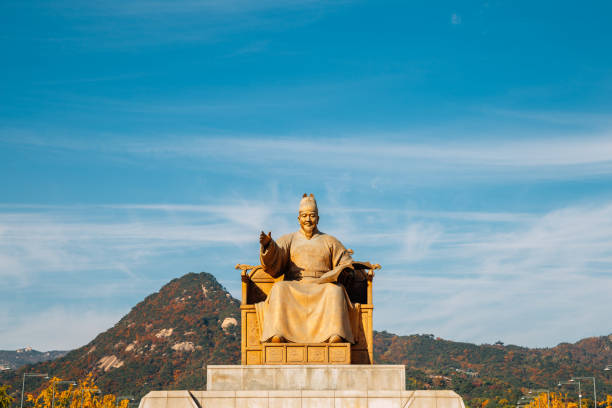 a estátua do rei sejong com montanha de outono na praça gwanghwamun em seul, coreia - escrita coreana - fotografias e filmes do acervo