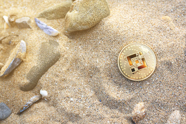 복사 공간이있는 해변 모래에 빈언스 bnb 동전. - binance tr 뉴스 사진 이미지