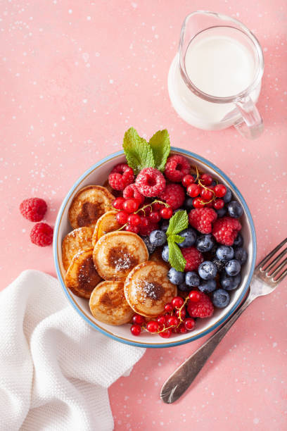 mini pancake breakfast bowl with berries and maple syrup - norway maple imagens e fotografias de stock