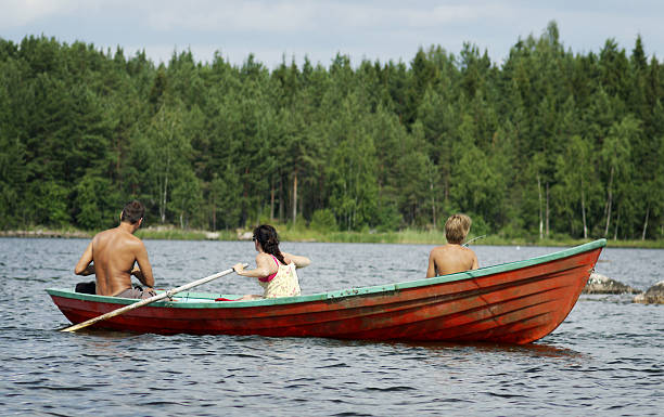 la pêche en lac de finlande - finland family fishing summer photos et images de collection