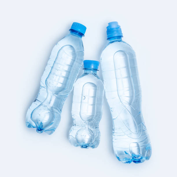 verschiedene flaschen mit reinem stillem wasser auf weißem hintergrund - flasche liegend stock-fotos und bilder
