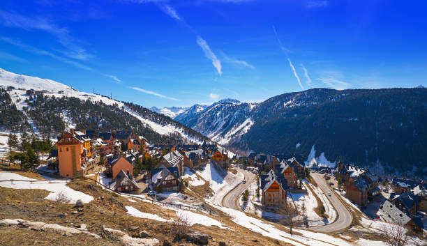 baqueira beret im skigebiet lerida catalonia im aran-tal - ski resort hut snow winter stock-fotos und bilder