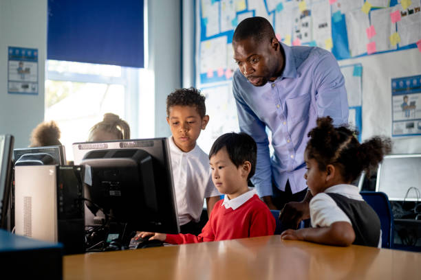 classroom primary learning - education school computer teacher imagens e fotografias de stock