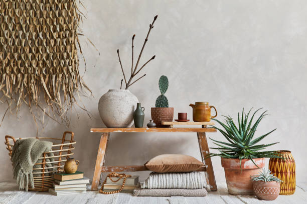Stylish composition of cozy living room interior with copy space, bench in retro style, clay vase, crockery, straw wall decoration and textiles. Rustic inspiration. Summer vibes. Beige wall. Template. composición elegante del interior de la sala de estar acogedora con espacio de copia, banco en estilo retro, jarrón de arcilla, vajilla, decoración de paredes de paja y textiles. inspiración rústica. vibraciones de verano. muro beige. plantilla.