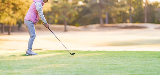donna giapponese di mezza età che gioca a golf in autunno - golf swing golf golf club golf ball foto e immagini stock