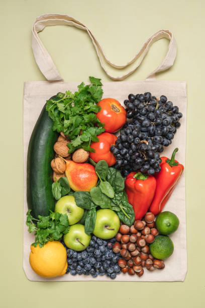 fare la spesa ordinatamente disposta su una borsa tessile ecologica - cucina vegetariana immagine foto e immagini stock