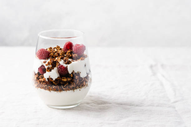 frühstück mit joghurt, hausgemachtem müsli und frischen beeren - jar oatmeal granola glass stock-fotos und bilder