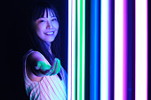junge-asiatische-frau-posiert-mit-bunten-hellen-neonlichtern-im-studio.jpg?b=1&s=170x170&k=20&c=p-5W3fAp9ez37VcPIVl3ylfpl5F3GktZ1RKs0KQvPI0=