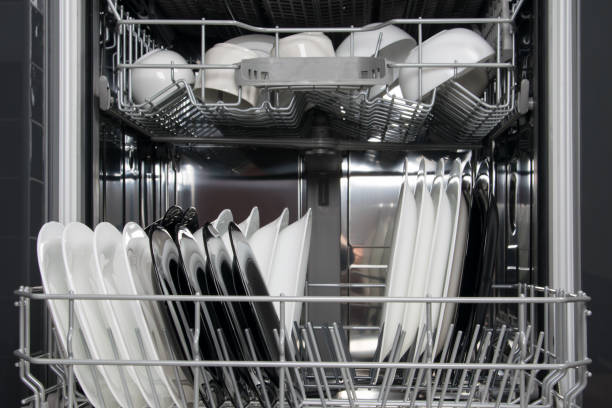 placas pretas e brancas em uma máquina de lavar louça aberta - indoors contemporary domestic room sparse - fotografias e filmes do acervo