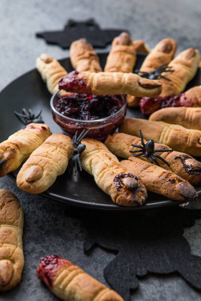 dedos de biscoitos sangrentos para a celebração da festa de halloween, biscoitos "dedos das bruxas". fundo escuro, comida para o halloween - witchs - fotografias e filmes do acervo