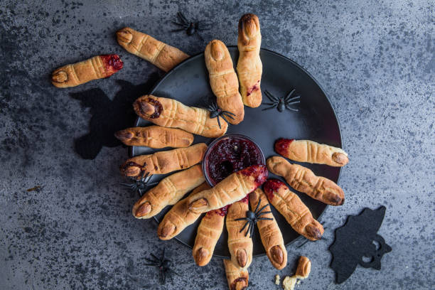 dedos de biscoitos sangrentos para a celebração da festa de halloween, biscoitos "dedos das bruxas". fundo escuro, comida para o halloween - witchs - fotografias e filmes do acervo