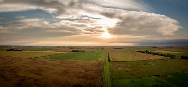 acima da pradaria - prairie agriculture cloud cloudscape - fotografias e filmes do acervo