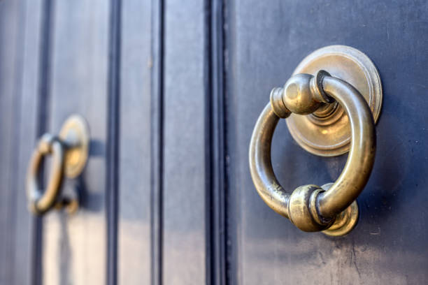 arquitetura em lecce, puglia (apulia), itália - gate handle door traditional culture - fotografias e filmes do acervo