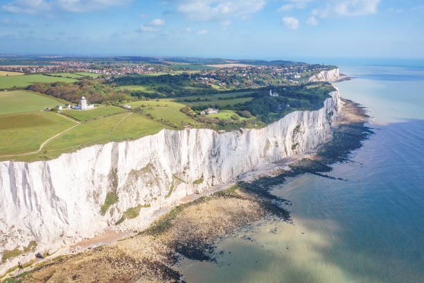 weiße klippen von dover - area of outstanding natural beauty stock-fotos und bilder