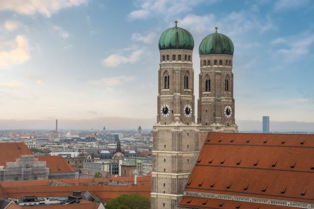 frauenkirche und luftaufnahme von münchen - münchen, bayern, deutschland - cathedral of our lady stock-fotos und bilder