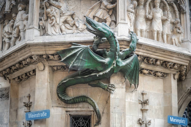 wurmeck na nova prefeitura (neues rathaus) escultura de dragão associada a uma lenda da peste medieval - munique, baviera, alemanha - nova prefeitura de munique - fotografias e filmes do acervo