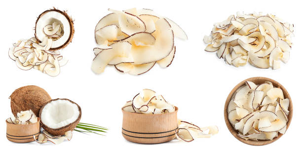 juego de sabrosos chips de coco y nueces aisladas sobre blanco - coconut flakes fotografías e imágenes de stock