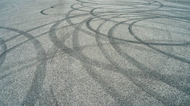 huellas de neumáticos del frenado brusco del automóvil - skidding bend danger curve fotografías e imágenes de stock