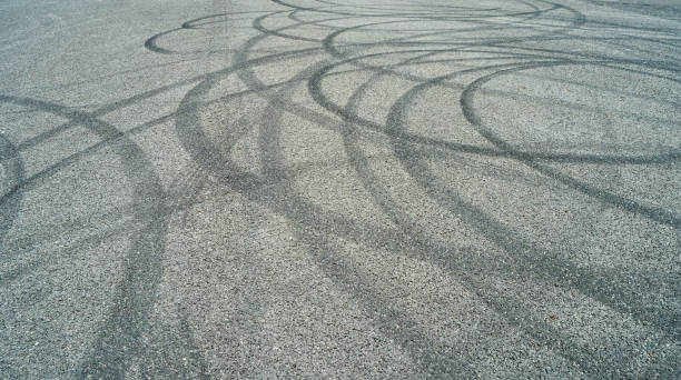 imprints of tires from the sharp braking of car - skidding bend danger curve imagens e fotografias de stock