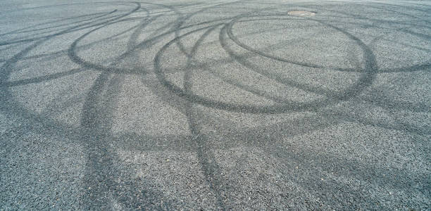 imprints of tires from the sharp braking of car - skidding bend danger curve imagens e fotografias de stock