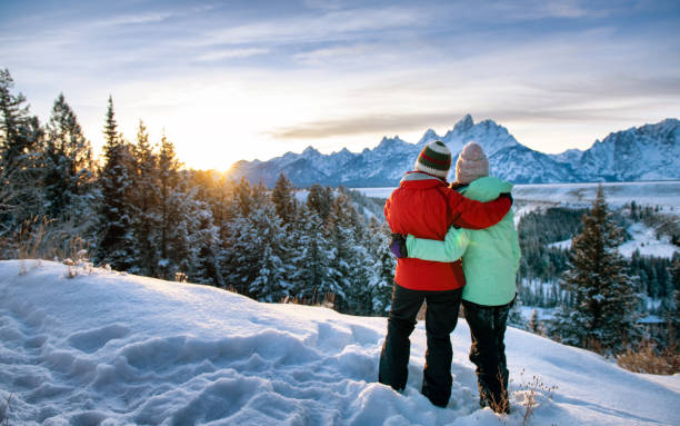 겨울 전망을 즐기는 어머니와 십대 딸 - wyoming family mountain vacations 뉴스 사진 이미지