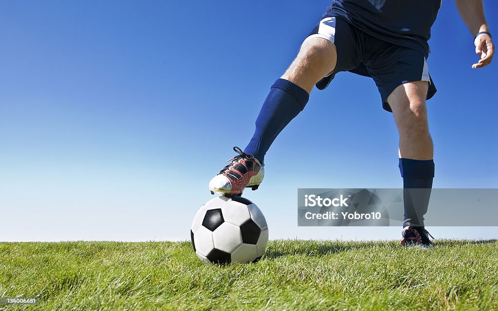 Patadas la pelota de fútbol-Horizontal - Foto de stock de Dar una patada libre de derechos