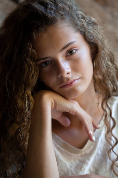 портреты 14-летнего подростка - teenager 14 15 years 13 14 years cheerful стоковые фото и изображения