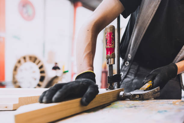 mãos de jovem, trabalhando em carpintaria. - construction frame wood accuracy adult - fotografias e filmes do acervo