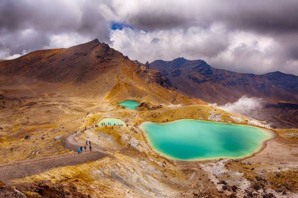 tongariro crossing park in nuova zelanda - volcano lake mountain mountain range foto e immagini stock