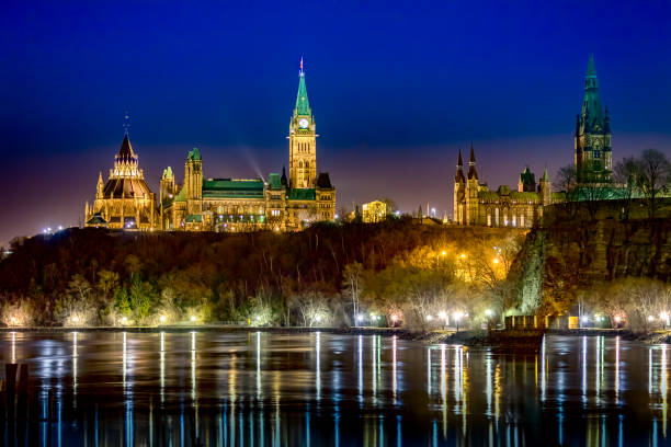 parliament buildings at night in ottawa ontario canada - parliament hill imagens e fotografias de stock