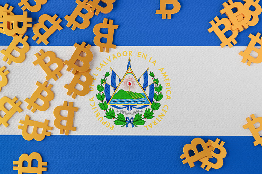 Bandera de El Salvador con iconos de Bitcoin arriba photo