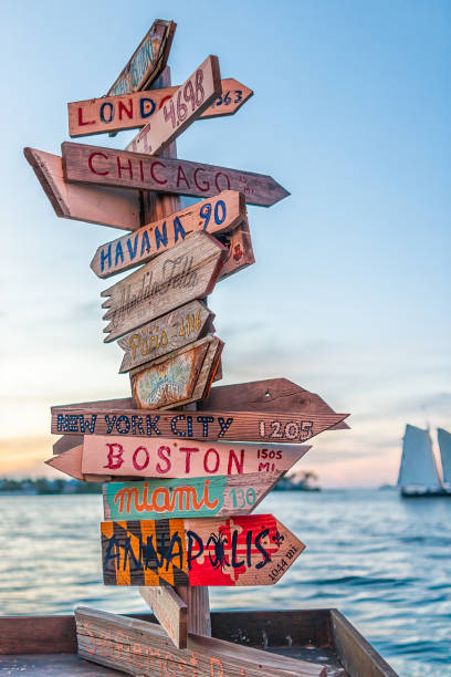 フロリダ州マロリースクエアのロンドンシカゴマイアミ、ハバン、ボストン、ニューヨーク市の世界の都市へのselfiemostpoint木製ポスト方向標識 - map eastern usa new york city boston ストックフォトと画像