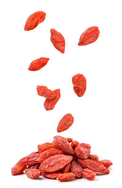 乾燥したゴジベリーは、白い背景にヒープに落ちる。分離 - berry fruit wolfberry food healthy eating ストックフォトと画像