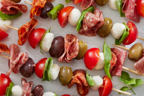 szaszłyki antipasto - caprese salad salad tomato mozzarella zdjęcia i obrazy z banku zdjęć