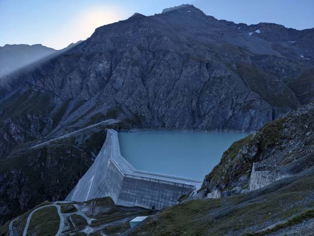 View of the Grande Dixence dam shortly before sunrise in the valais alps. fantastic mountain landscape, Lac des Dix View of the Grande Dixence dam shortly before sunrise in the valais alps. fantastic mountain landscape, Lac des Dix grand dixence stock pictures, royalty-free photos & images