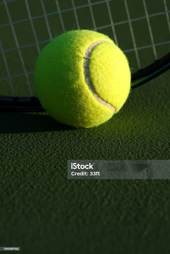 Palla da Tennis vicino a - Foto stock royalty-free di Attività ricreativa