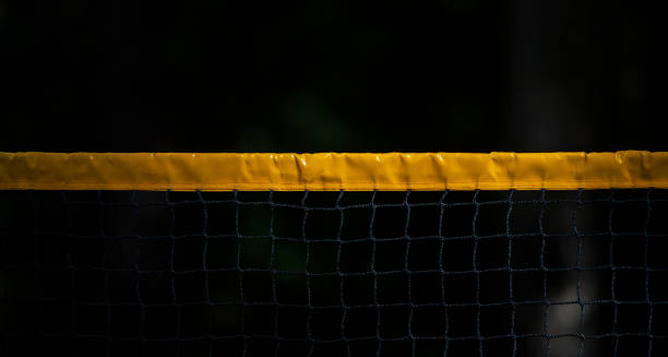 vôlei de praia e rede de beach tennis em fundo escuro. pôster esportivo horizontal, cartões de saudação, cabeçalhos, site - tennis court sport net - fotografias e filmes do acervo