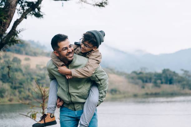 아들을 등에 짊어지고 있는 아버지 - 라틴 아메리카 히스패닉 민족 이미지 뉴스 사진 이미지