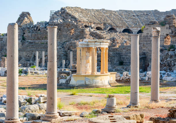 포춘 사원(타이체 타피나기)과 터키 고대 의 로마 원형 극장 주변의 기둥 - tyche 뉴스 사진 이미지